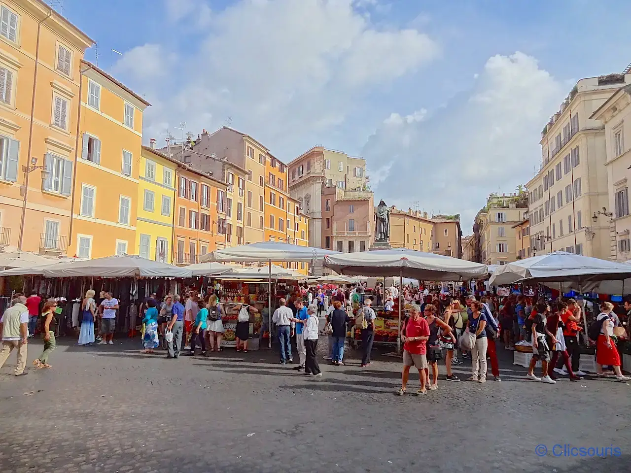 The busy Campo de fiori market